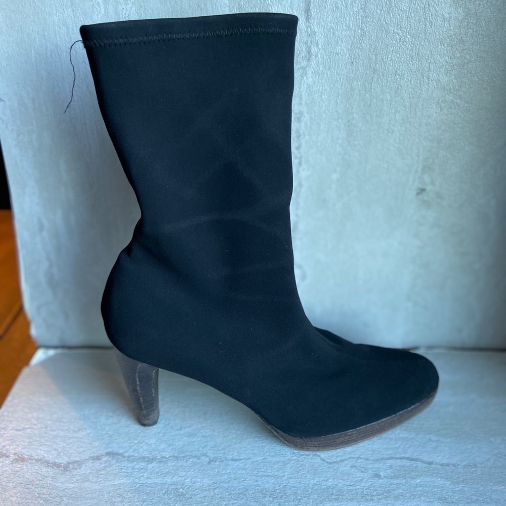 ** Stuart Weitzman pull on heeled ankle boot size 7